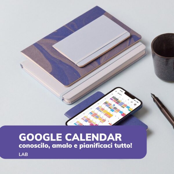 scrivania con libri e Cellulare e telefono aperto su Google Calendar